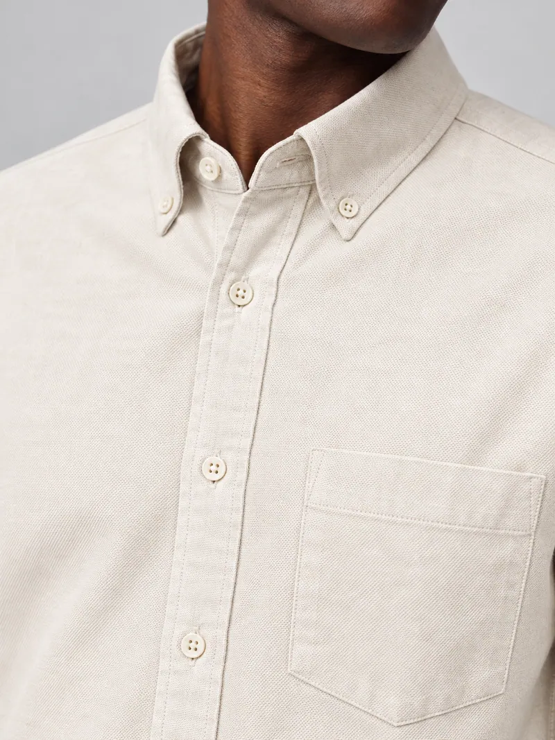 3001 Oxford Dokulu Düğmeli Yaka Gömlek, Ekru — Detay (Makro · button-down, pat, cep ve Oxford)