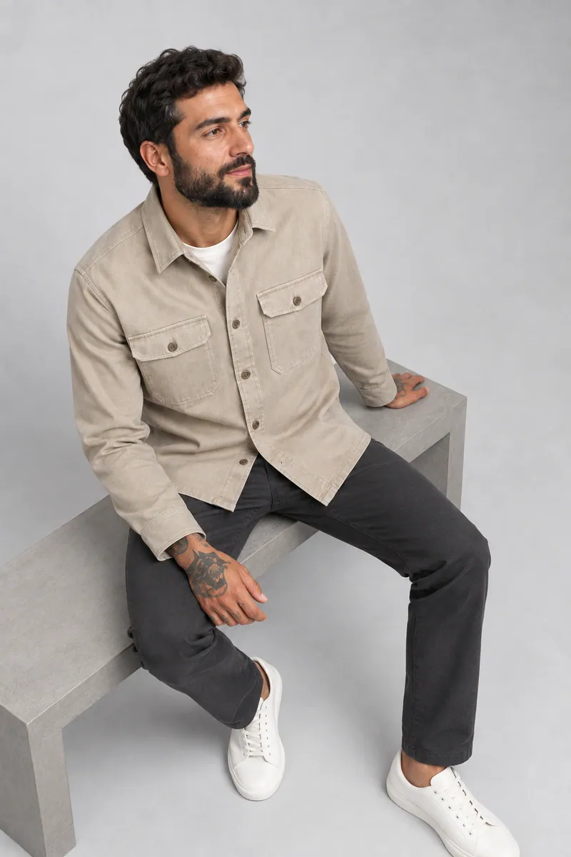 3003 Çift Cepli Hafif Overshirt, Taş — Alternatif açı (Bankta yan oturuş · yüksek kamera)