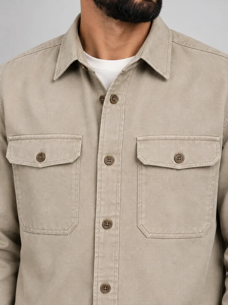 3003 Çift Cepli Hafif Overshirt, Taş — Detay (Makro · iki cep, pat ve twill)