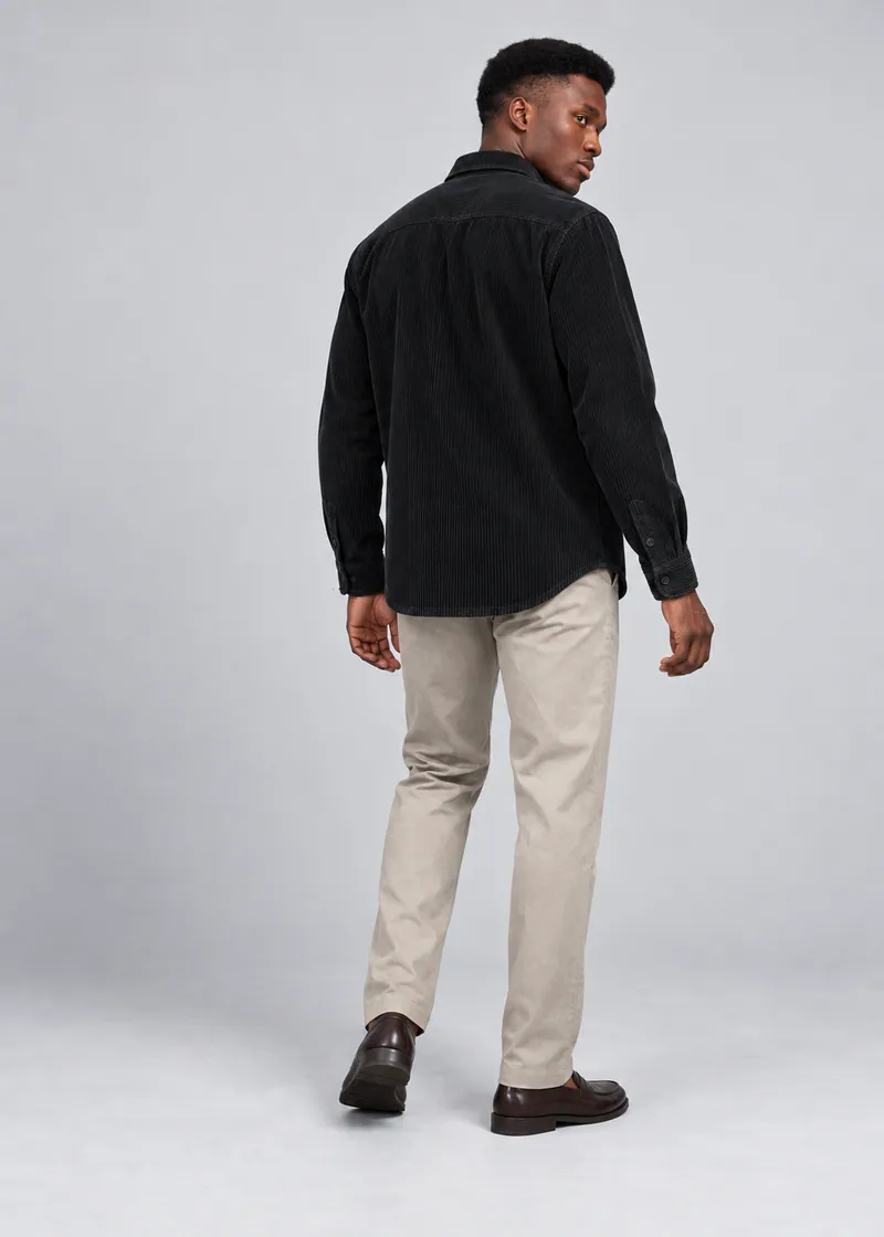 3004 Kadife Dokulu Çift Cepli Overshirt, Siyah — Arka (Arka · alçak kamera omuz dönüşü)