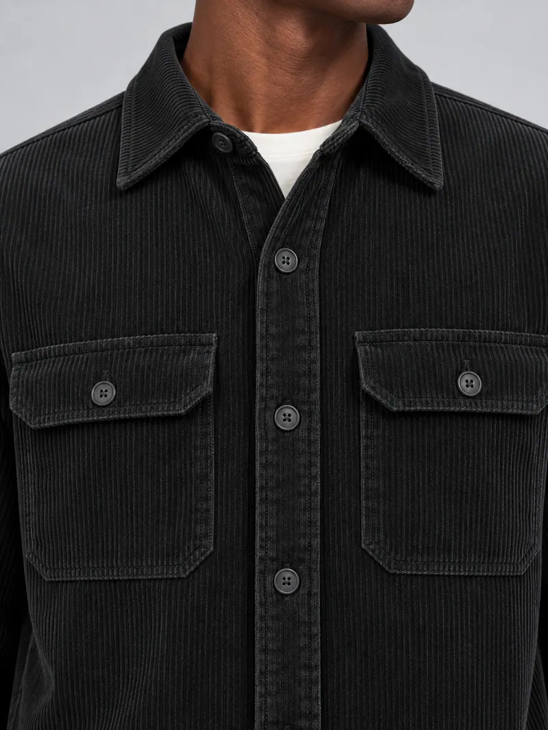 3004 Kadife Dokulu Çift Cepli Overshirt, Siyah — Detay (Makro · yaka, iki cep ve fitil)