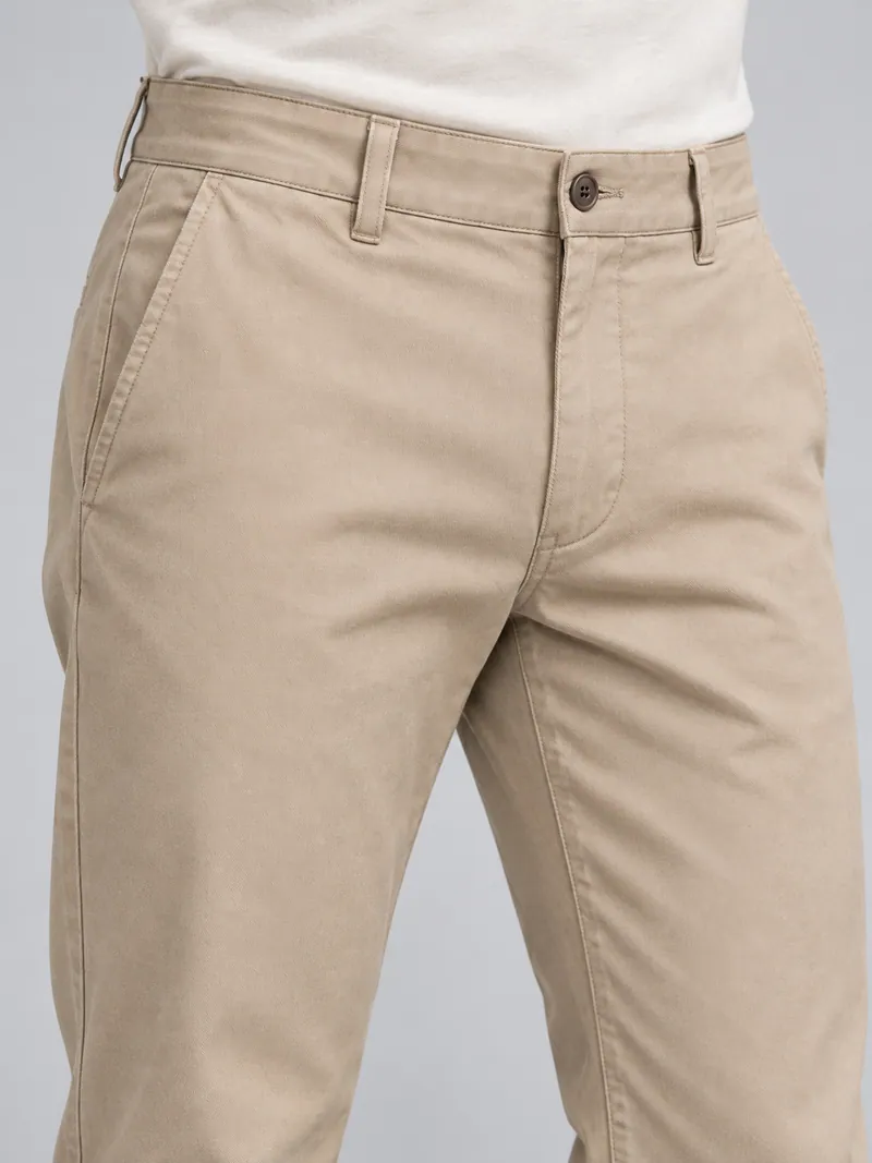 6002 Chino Tipi Dokuma Pantolon, Taş — Detay (Makro · bel, düğme ve slant cep)