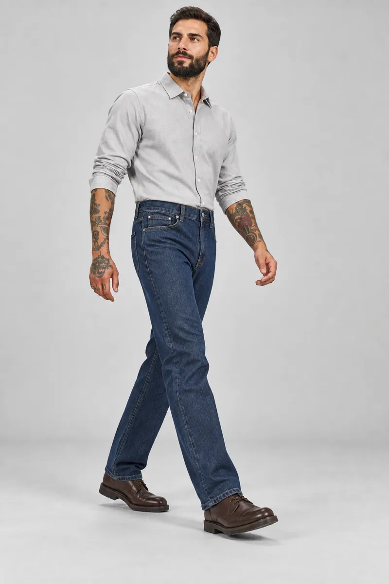 6004 Beş Cepli Düz Paça Denim, İndigo — Alternatif açı (Uzun yan adım · alçak kamera)