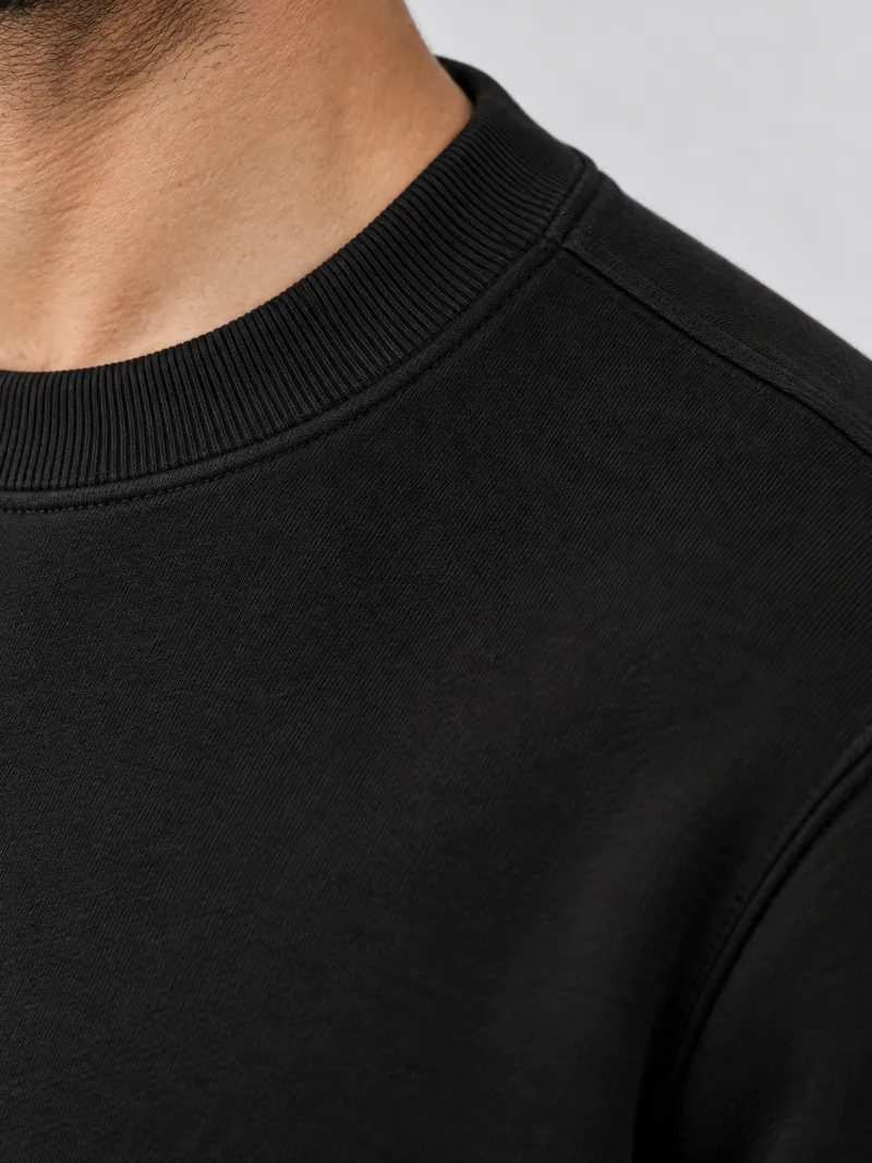 1001 Bisiklet Yaka Sweatshirt, Siyah — Detay (Makro · yaka ve omuz dikişi)