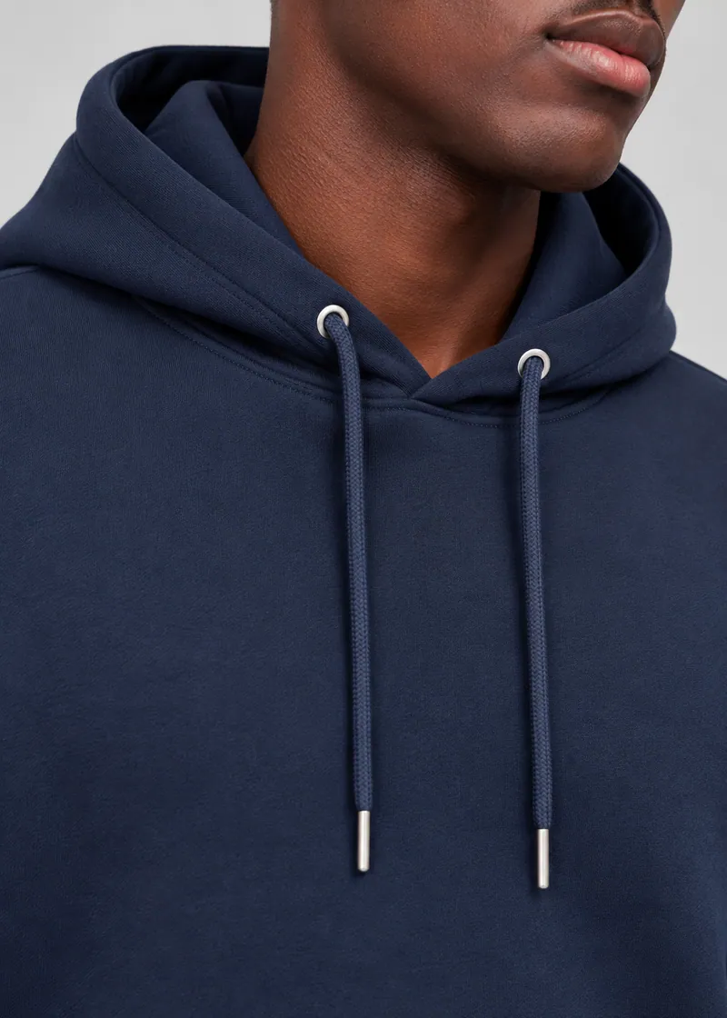 1002 Kapüşonlu Kanguru Cepli Sweatshirt, Koyu lacivert — Detay (Makro · kapüşon ve bağcık)