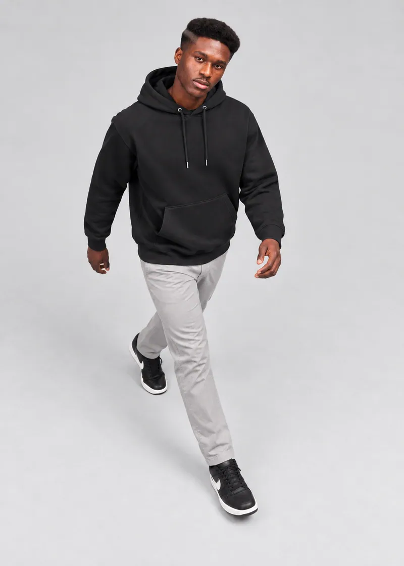 1002 Kapüşonlu Kanguru Cepli Sweatshirt, Siyah — Ön (Yüksek açı · hızlı yürüyüş)