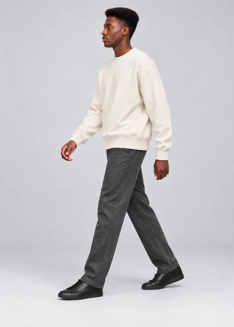 1005 Minimal Göğüs Detaylı Sweatshirt, Ekru — Alternatif açı (Profil · diz kırılımı)