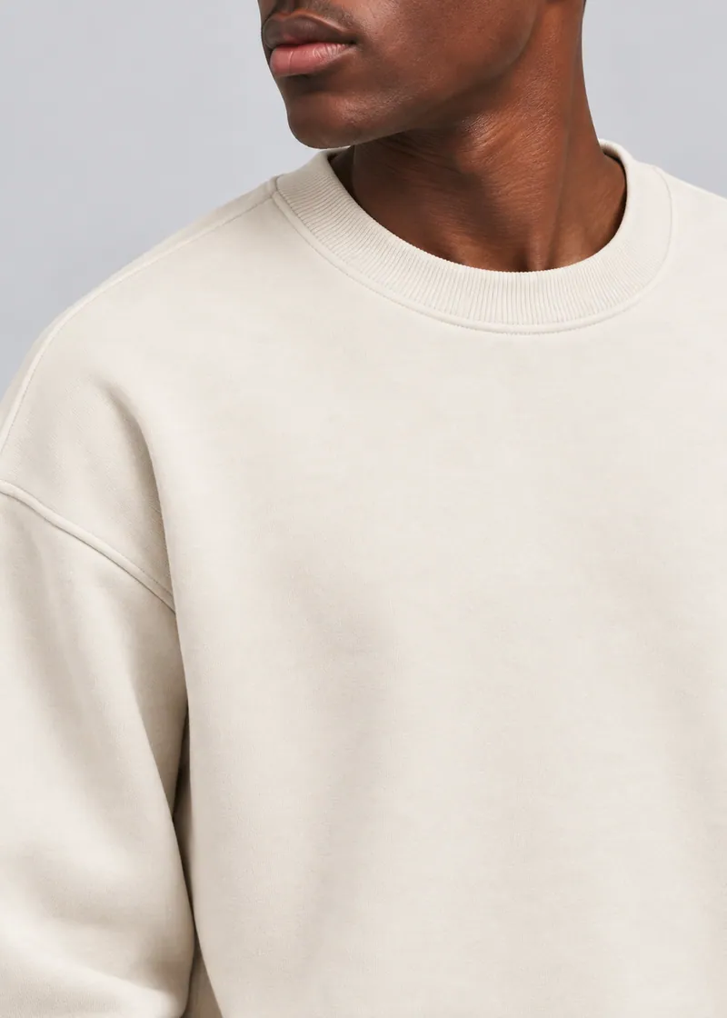 1005 Minimal Göğüs Detaylı Sweatshirt, Ekru — Detay (Makro · yaka ve düşük omuz)