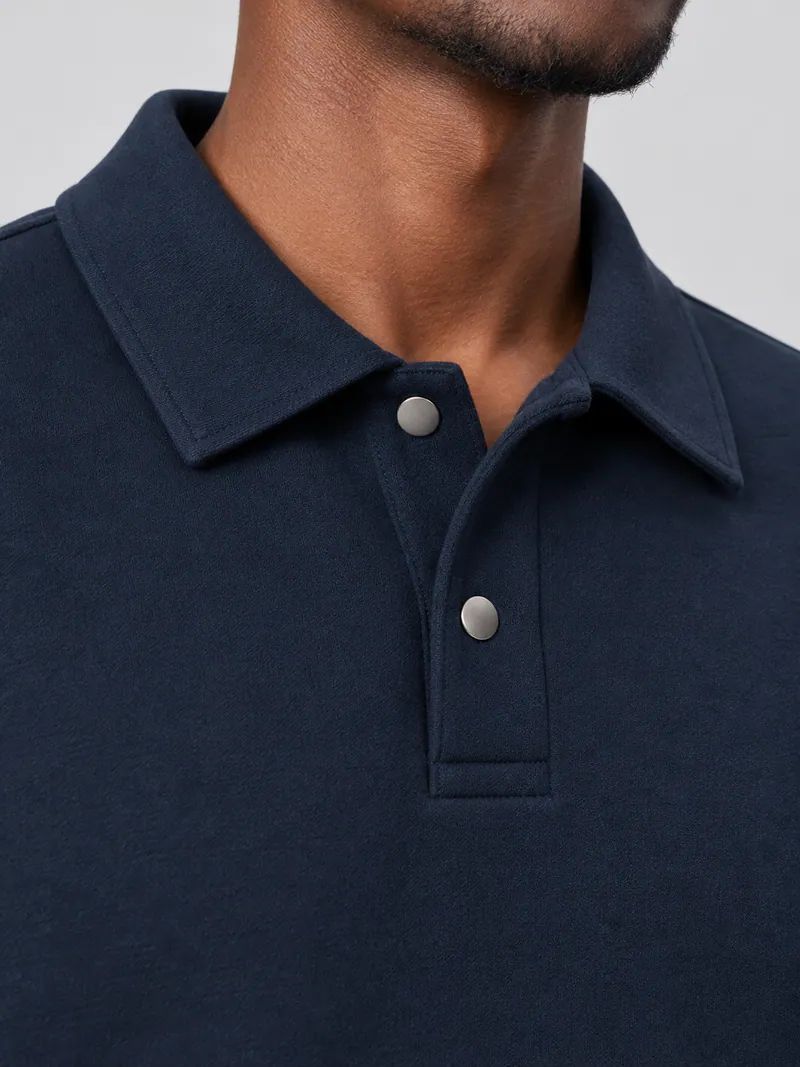 1006 Polo Yaka Çıtçıtlı Sweatshirt, Koyu lacivert — Detay (Makro · polo yaka ve iki çıtçıt)