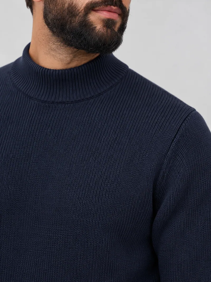 5002 Yarım Balıkçı Yaka Triko, Koyu lacivert — Detay (Makro · mock neck, omuz ve örgü)